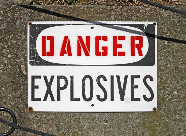 Gevaar explosieven, waarschuwingsbericht op uithangbord. — Stockfoto