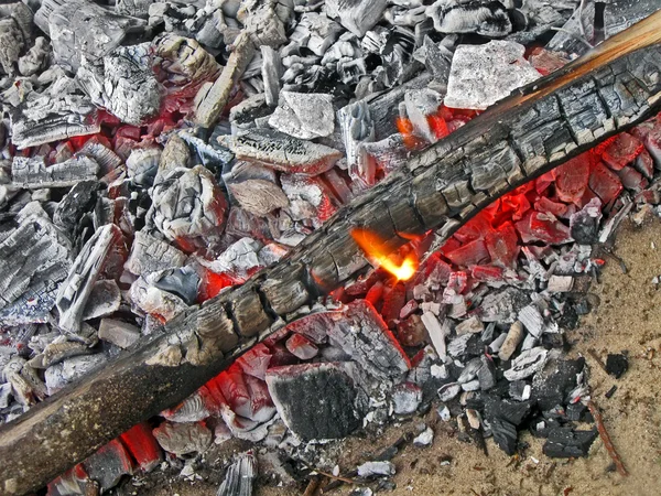 ホット carmonized 木製の石炭でたき火を抽象化、ピクニック. — ストック写真