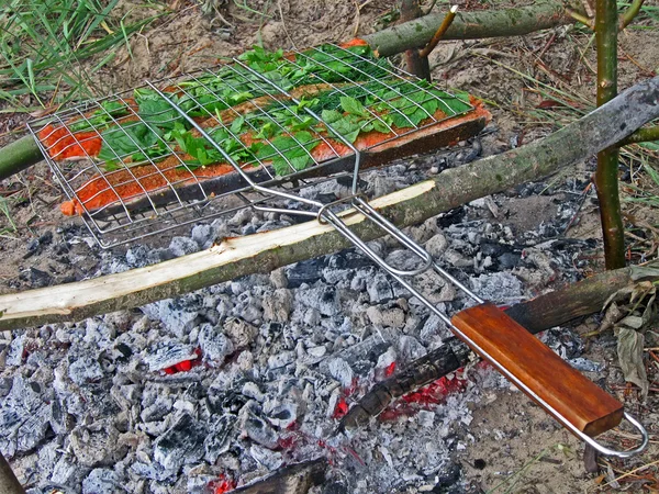 Pescado rojo cocinando en el fuego, detalles ambientales . —  Fotos de Stock