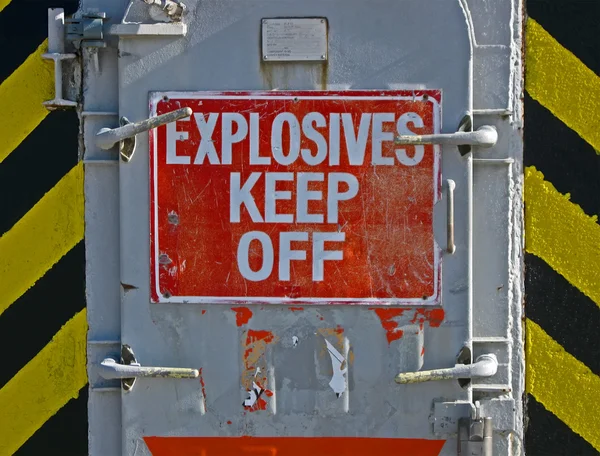 Explosieven keef af, waarschuwingsbericht op rood uithangbord. — Stockfoto