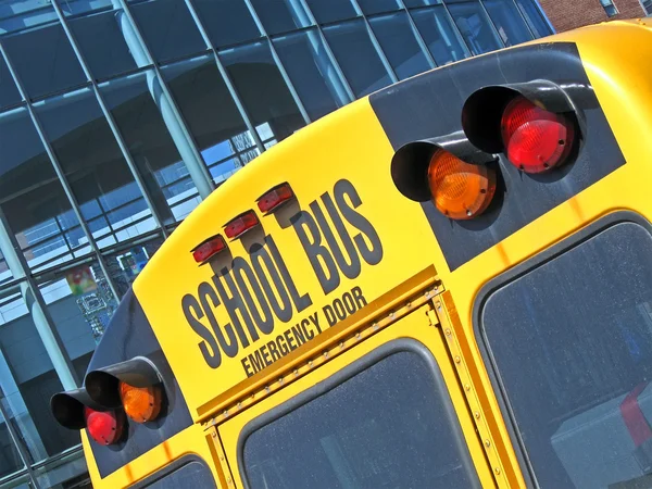 Porta de emergência no ônibus escolar amarelo, detalhes de segurança . — Fotografia de Stock