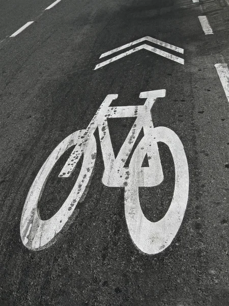 绘上 grunge 沥青、 交通标志的白色的自行车. — 图库照片