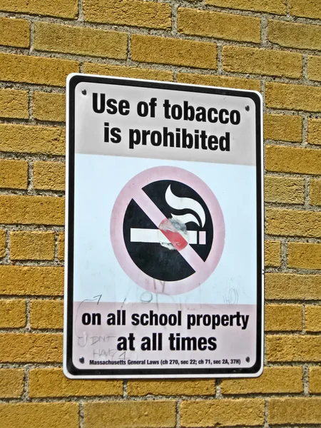 Tabakkonsum in allen Schulen als Botschaft auf Plakaten verboten. — Stockfoto