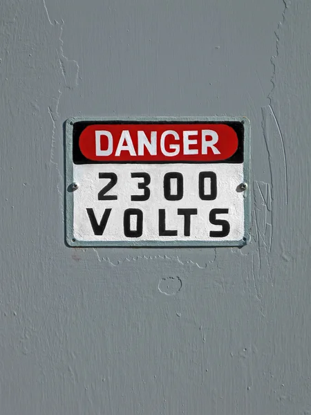 危险 2300 伏为老式木墙，电力上的文本. — 图库照片