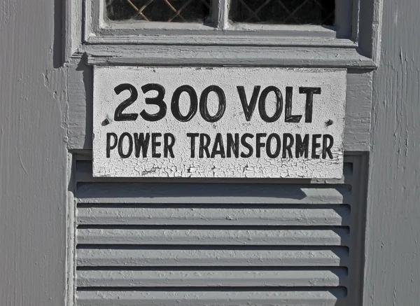 Güç metin olarak ahşap tabela 2300 volt transformatör. — Stok fotoğraf