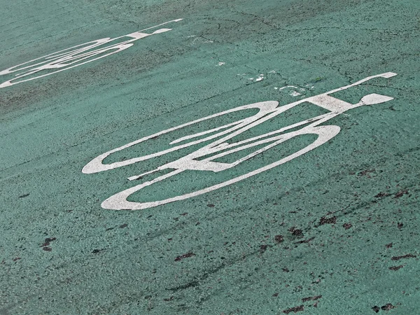 Panneau de vélo peint en blanc sur asphalte vert, transport . — Photo