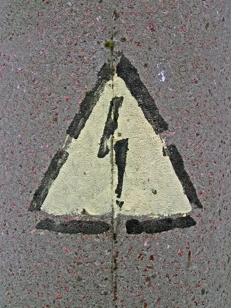 電気危険サインオンの石の表面は、電源の詳細. — ストック写真