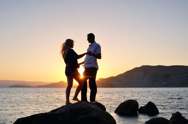 Bir kız ve bir erkek mutlu bir şekilde iletişim kurmak — Stok fotoğraf