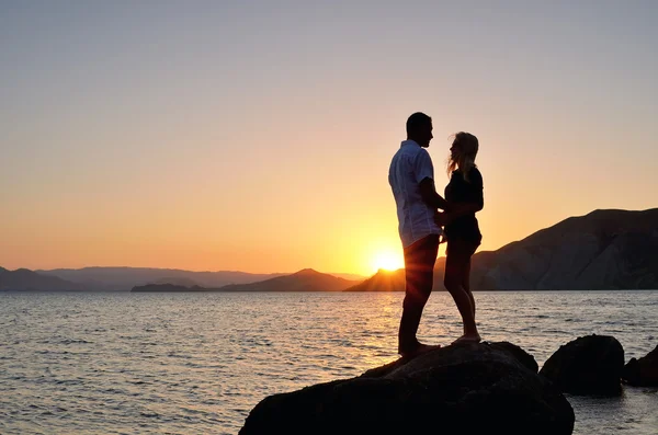Junges Paar unterhält sich am Strand — Stockfoto