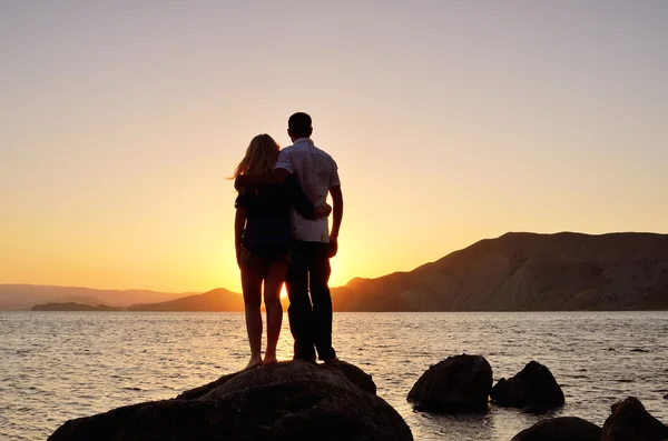 Jovem casal assistindo o sol — Fotografia de Stock