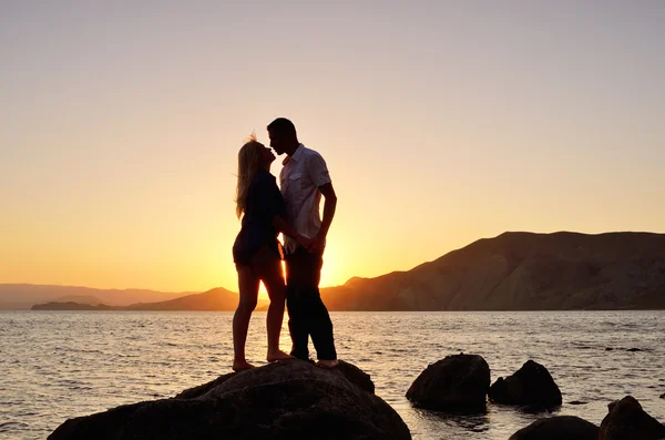 在海滩上接吻的情侣 — 图库照片