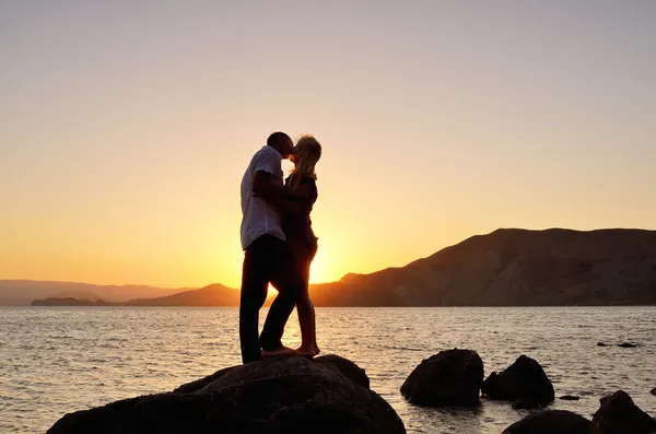 Genç çift sahilde öpüşüyor. — Stok fotoğraf