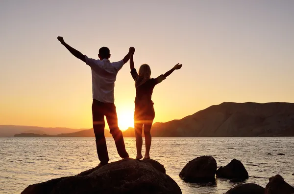 The guy with the girl raised her hands to the sky — Stock Photo, Image