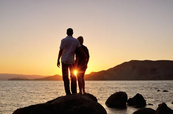 Young couple on beach — Stock Photo, Image