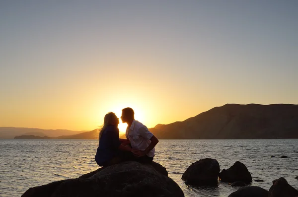 Amante pareja besándose en el mar — Foto de Stock