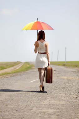 Genç Moda kız şemsiye ve bavul açık bahar.