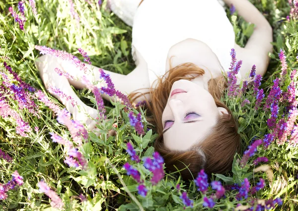 Giovane ragazza di moda sdraiata a erba verde . — Foto Stock