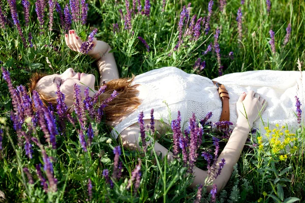 年轻时尚女孩躺在绿草. — 图库照片