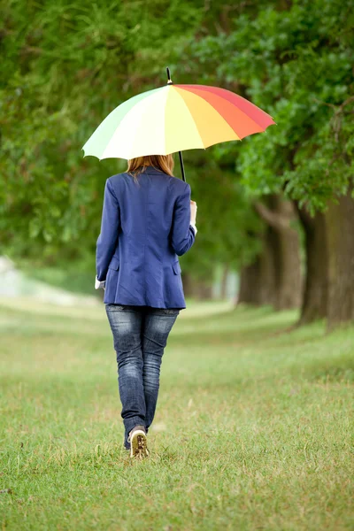 Chica de moda joven con paraguas en primavera al aire libre . —  Fotos de Stock
