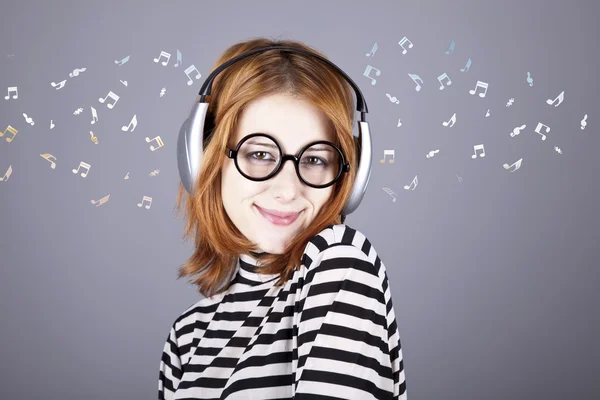 Chica divertida con auriculares y gafas . — Foto de Stock