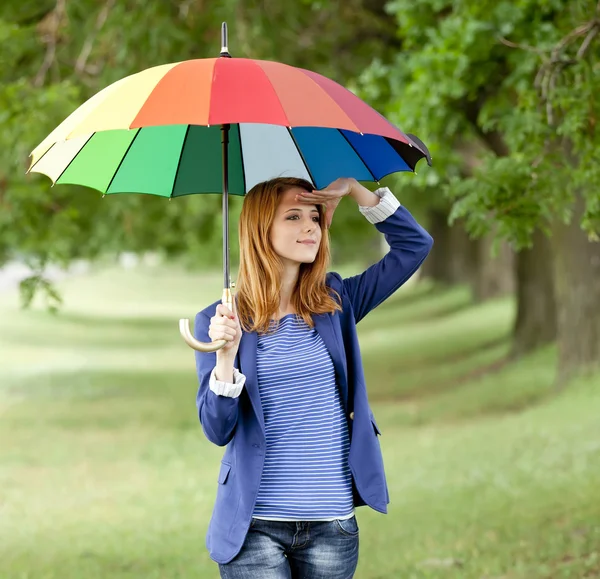 Chica de moda joven con paraguas en primavera al aire libre . —  Fotos de Stock