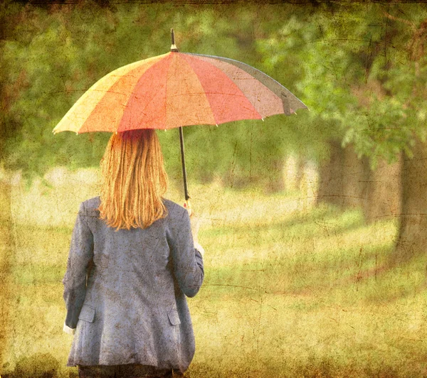 Κορίτσι της μόδας της νεανικής μόδας με ομπρέλα στην εξωτερική πηγή. — Φωτογραφία Αρχείου