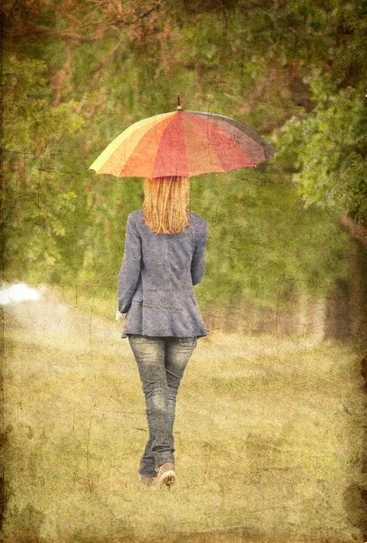 봄 야외에서 우산을 가진 젊은 패션 소녀. — 스톡 사진