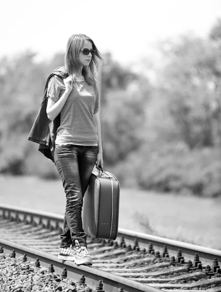 Menina de moda jovem com mala em ferrovias . — Fotografia de Stock