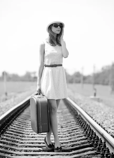 鉄道でスーツケースと若者のファッションの女の子. — ストック写真
