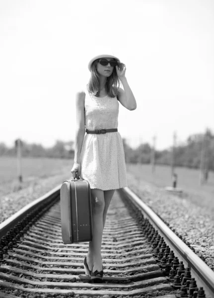 在铁路的手提箱的年轻时尚女孩. — 图库照片
