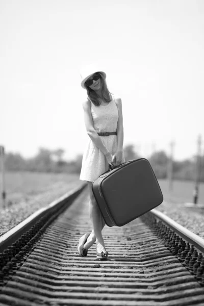 Chica de moda joven con maleta en los ferrocarriles . — Foto de Stock