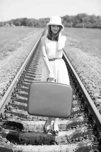 Jeune fille de la mode avec valise aux chemins de fer . — Photo
