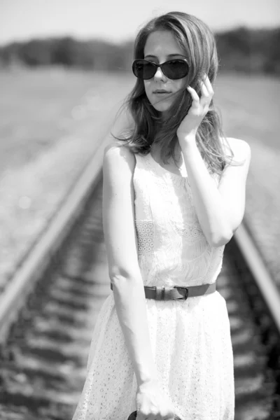 Tânără fată de modă cu valiză la căile ferate . — Fotografie, imagine de stoc
