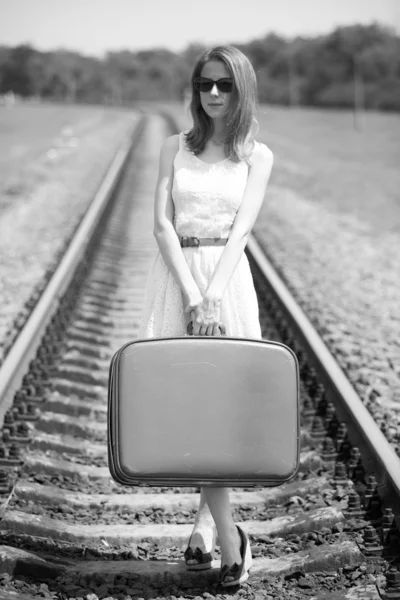 Νέους της μόδας κορίτσι με τη βαλίτσα στο σιδηροδρόμων. — Φωτογραφία Αρχείου
