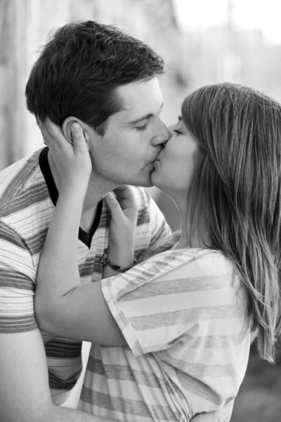 年轻情侣接吻附近涂鸦背景. — 图库照片