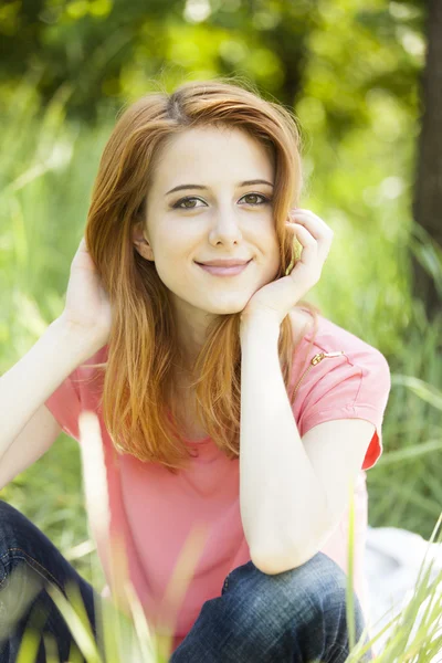 Красивая рыжая девушка в парке . — стоковое фото