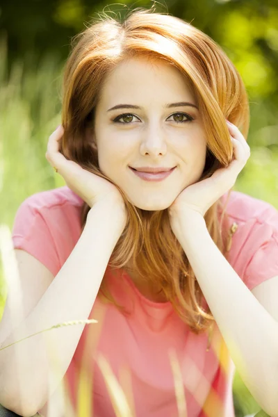 Piękny rudy dziewczyna w parku. — Zdjęcie stockowe