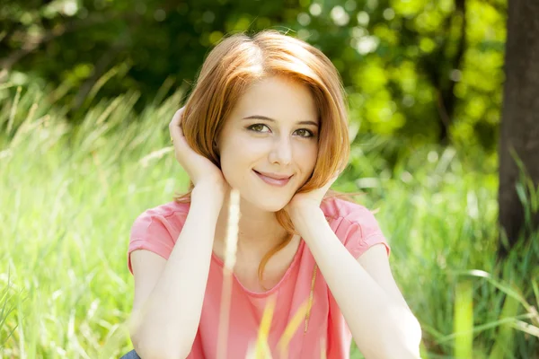 Mooi roodharig meisje in het park. — Stockfoto