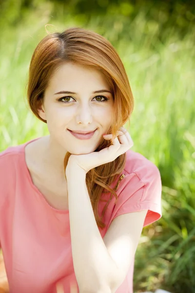 Piękny rudy dziewczyna w parku. — Zdjęcie stockowe