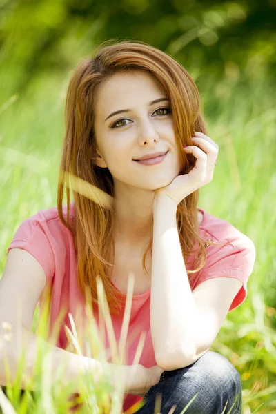 Mooi roodharig meisje in het park. — Stockfoto