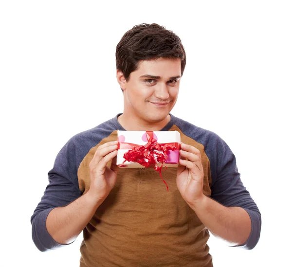 Un homme tenant boîte cadeau sur fond blanc . — Photo