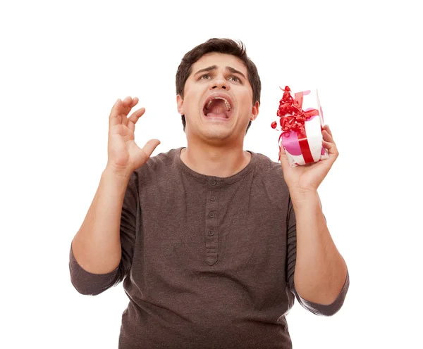 Ein wütender Mann mit Geschenkbox auf weißem Hintergrund. — Stockfoto