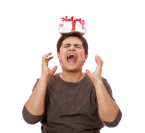 Un hombre enojado sosteniendo la caja presente sobre fondo blanco . —  Fotos de Stock