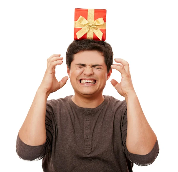 Сердитий чоловік тримає подарункову коробку на білому тлі . — стокове фото