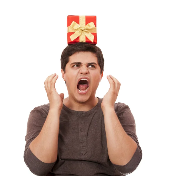 Un homme en colère tenant boîte cadeau sur fond blanc . — Photo