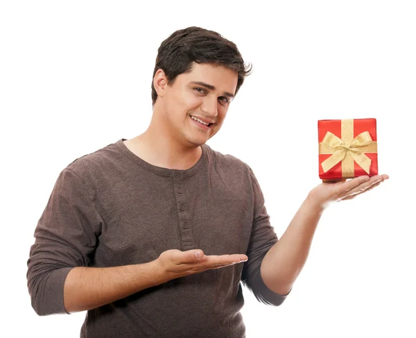 Чоловік тримає подарункову коробку на білому тлі . — стокове фото