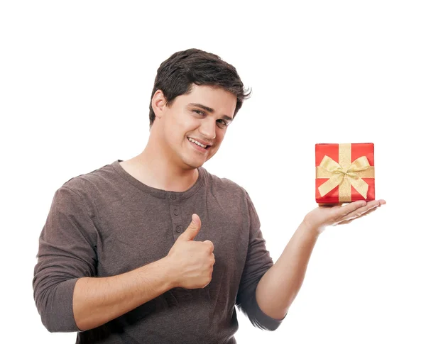 Ein Mann mit Geschenkschachtel auf weißem Hintergrund. — Stockfoto