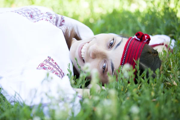 Dziewczyna słowiańskich w zielony łąka. — Zdjęcie stockowe