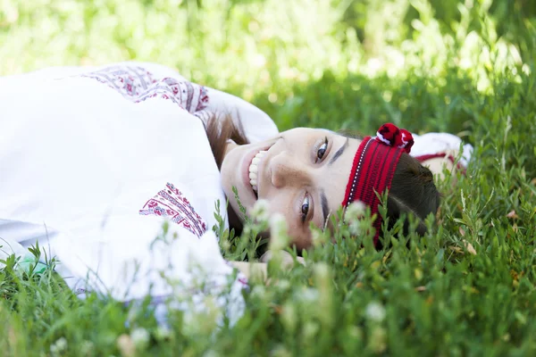 Σλαβική κορίτσι στο πράσινο λιβάδι. — Φωτογραφία Αρχείου