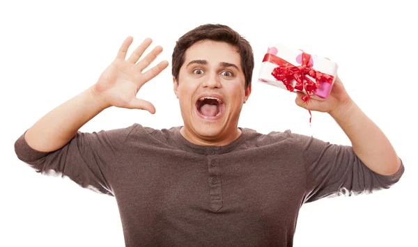 Ein wütender Mann mit Geschenkbox auf weißem Hintergrund. — Stockfoto